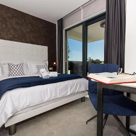 Luxury Royal M With Pool Iv *