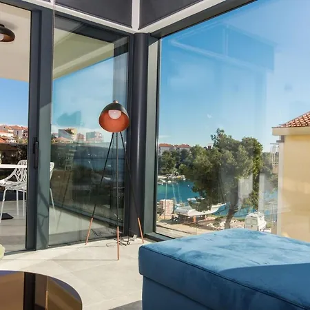 Luxury Royal M With Pool Iv Traù
